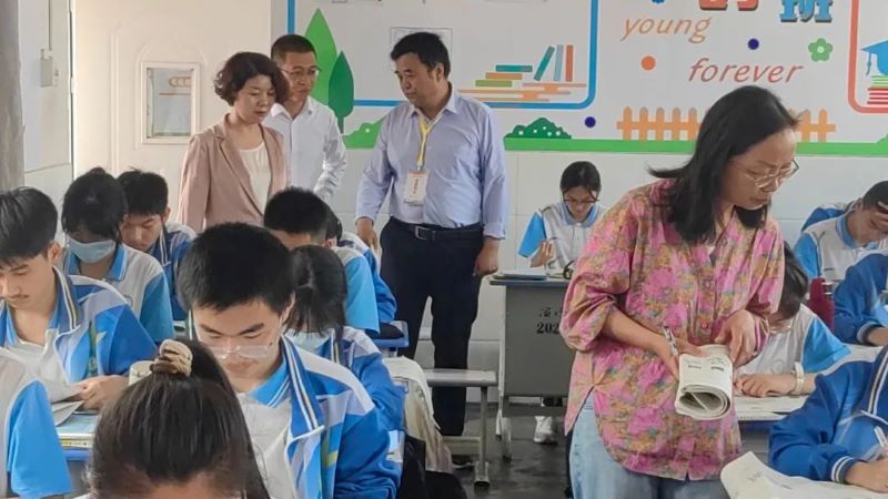 渭濱區副區長廖曉霞一行蒞臨濱河中學檢查指導工作